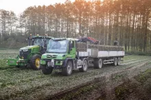 Lista osprzętu do Unimoga jest bardzo długa. Ładowacz czołowy? Proszę bardzo!, Fot. Mercedes-Benz