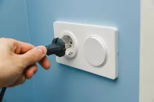 podłączanie wtyczki elektrycznej do gniazdka