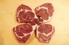 mięso wołowe leży na blacie