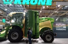 Krone zaprezentowało Swadro BaleTrain TC 880 Pro – nowy zestaw łączący zgrabiarkę i prasę zwijającą. To pierwsze rozwiązanie na świecie,fot. Łukasz Siara