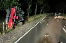 Ursus na boku w rowie, a na środku drogi rozbity samochód po wypadku
