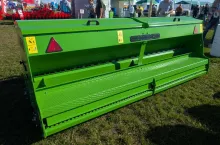 Aparaty wysiewające zsypują nasiona na specjalną blachę, która z kolei rozprowadza je dość równomiernie na szerokości roboczej. Później trafiają one pod wał maszyny, fot. mw