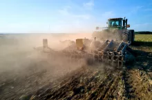 Traktor podczas pracy w polu