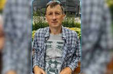 Rolnik w kraciastej koszuuli i okularach przeciwsłonecznych na głowie