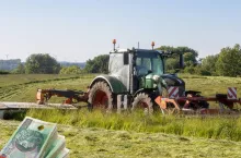 traktor na polu, banknoty po lewej u rogu