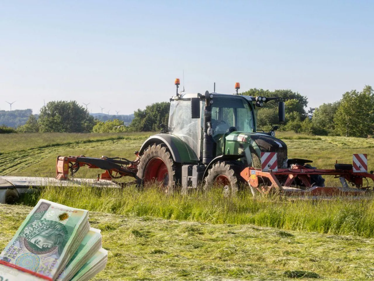 traktor na polu, banknoty po lewej u rogu