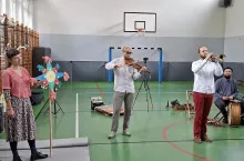 Karol podczas niedawnych warsztatów, które zrealizowali z Asią w szkole podstawowej w Przemęcie w powiecie wolsztyńskim