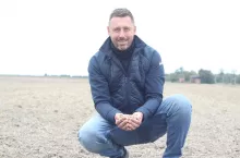 Bartłomiej Piskorski - rolnik z Kołodziejewa na Kujawach z pszenicą orkisz