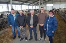 Rodzina rolników w oborze