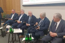 Od lewej: prezes KRIR oraz MIR Wiktor Szmulewicz, prezes Agroekoton Mirosław Korzeniowski, były minister rolnictwa Krzysztof Ardanowski, zastępca prezesa ARiMR dr Tomasz Nawrocki, były minister rolnictwa Czesław Siekierski, były minister rolnictwa Krzysztof Jurgiel