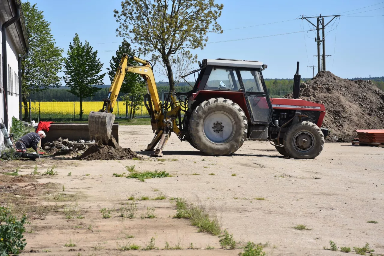 ciągnik rolniczy na placu