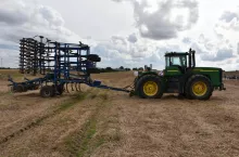 Agregat o szerokości roboczej 8 m i ciągnik o mocy 425 KM. Te potężne maszyny udało się pozyskać z rynku
wtórnego