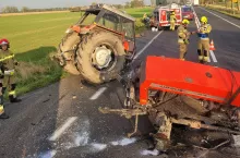 Ciągnik rolniczy Ursus przełamany w pół po zderzeniu z samochodem osobowym