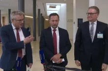 Jacob Jensen, minister ds. żywności, rolnictwa i rybołówstwa Danii; Taras Kaczka, wiceminister gospodarki i przedstawiciel ds. handlu Ukrainy; oraz Christophe Hansen, komisarz UE ds. rolnictwa i żywności, podczas wspólnego doorstepu przed posiedzeniem Rady UE ds. Rolnictwa i Rybołówstwa (AGRIFISH) w Luksemburgu, 27 października 2025 r.