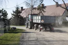 ciągnik z przyczepą na drodze