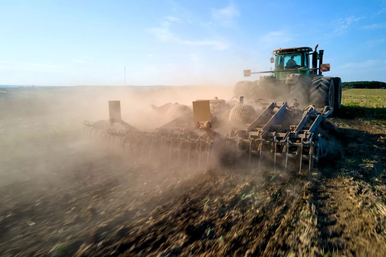 Traktor podczas pracy w polu