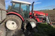 Ciągnik z urwanym kołem po zderzeniu z samochodem osobowym
