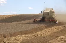 Radio w ciągniku i w kombajnie. Czy rolnicy muszą płacić za każdy odbiornik?