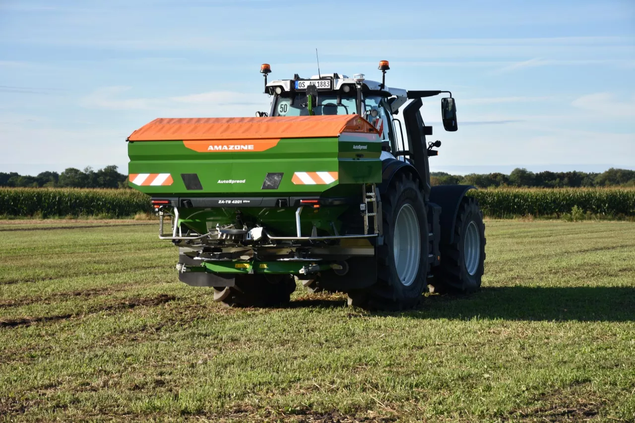 Ciągnik z rozsiewaczem