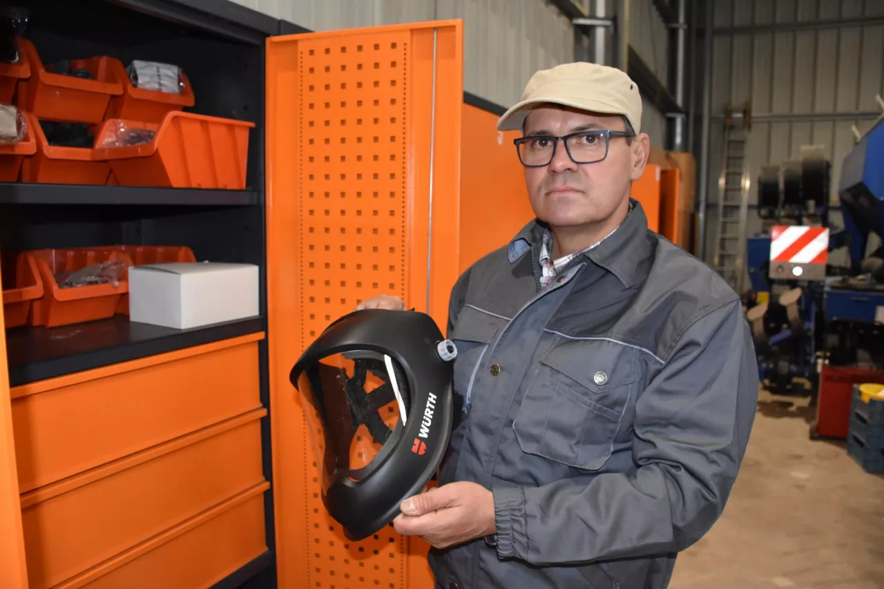 Rolnik ma warsztat jak profesjonalny serwis. Zobacz, co trzyma w środku