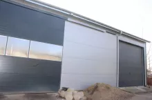 Niedawno gospodarz wybudował garaż na maszyny