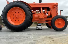 pomnik ciągnika Chamberlain 40K w Australii