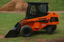 Od przodu maszyna wygląda jak zwyczajna ładowarka o sterowaniu burtowym. Właściwa dla tego typu maszyn jest kinematyka i układ kabiny, fot. materiały prasowe