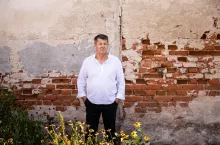 Marek Chmielewski mury synagogi mijał w dzieciństwie co dnia. Dziś dba o to, żeby żyły