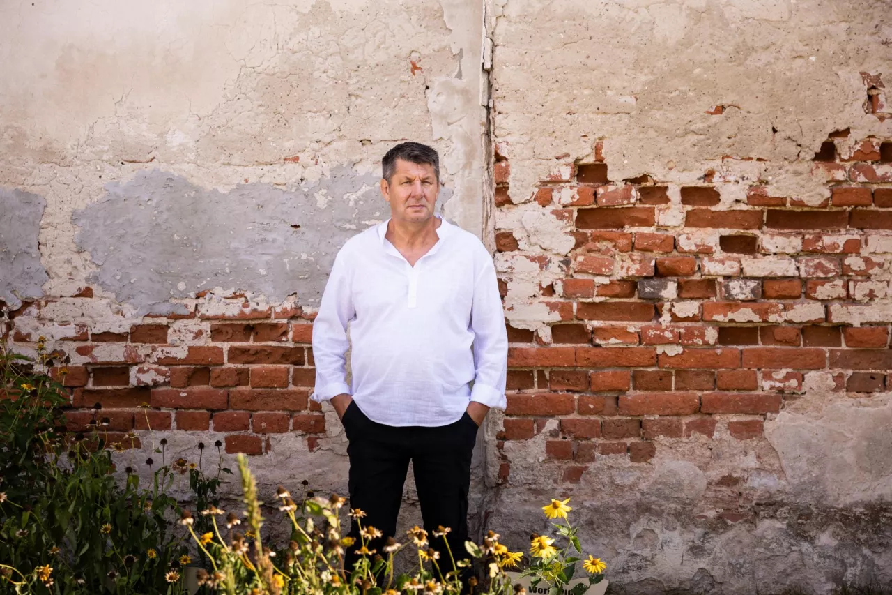 Marek Chmielewski mury synagogi mijał w dzieciństwie co dnia. Dziś dba o to, żeby żyły