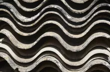 Rolnicy zyskali dodatkowe miesiące na usunięcie azbestu z dachów