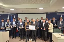 Laureaci konkursu XXI Mleczne Mistrzostwa Polski wraz z wręczającymi nagrody, nie wszyscy rolnicy dojechali w ich imieniu puchary odebrali prezesi mleczarni do których dostarczają mleko