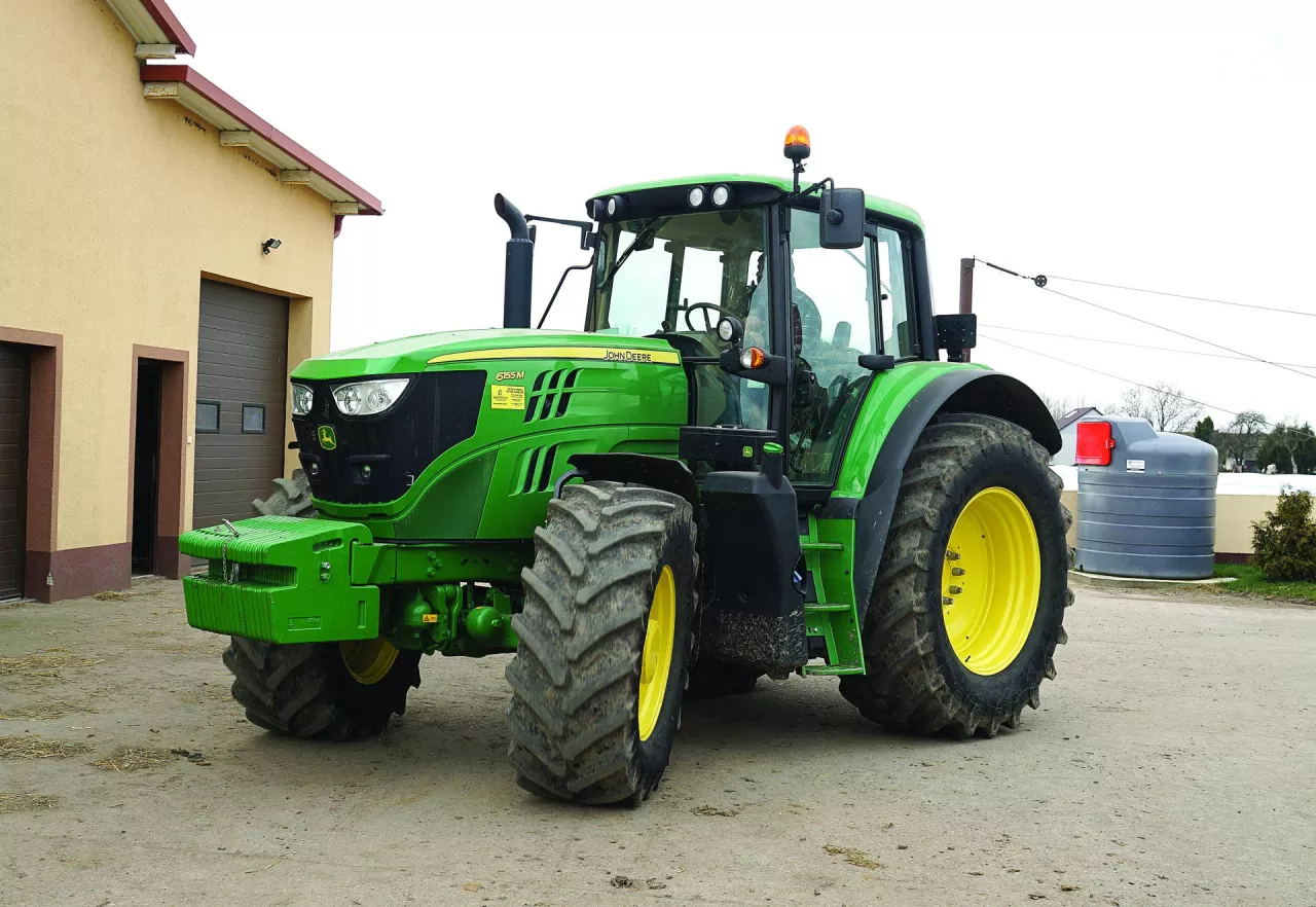 Ciągnik John Deere&#039;a 6155M na placu gospodarstwa rolnego