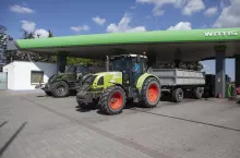 Dwa ciągniki na stacji benzynowej 