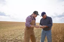 ojciec i syn rolnicy na polu