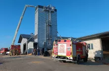 Strażacy podczas akcji gaszenia suszarni zboża w Goniądzu