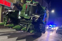 Zielony kombajn w centrum miasta