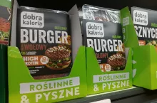 Roślinne odpowiedniki produktów mają w wielu sklepach oddzielne półki
