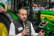 Ciągnik elektryczny John Deere E-Power o mocy 130 KM podczas prezentacji na Agritechnica 2025 – modułowa konstrukcja, akumulatory z chłodzeniem cieczą i napędy przyszłości.