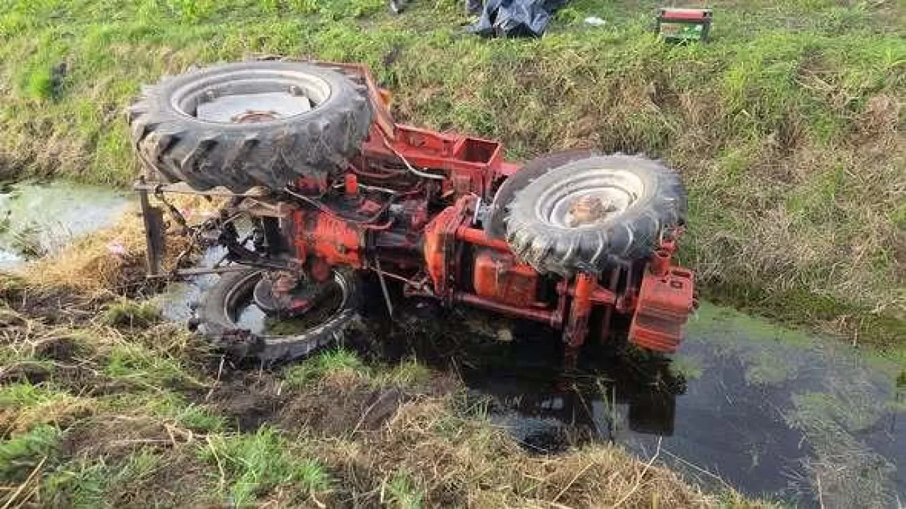 Ciągnik rolniczy na boku w rowie