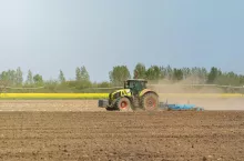 Ciągnik Claas pracujący w polu