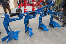 Czteroskibowy, zagonowy pług z rodziny Lyra tureckiej firmy Ünlü na targach Agritechnica 2025