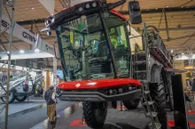 Przedni widok kabiny opryskiwacza Hardi Arex, pokazujący nowe umiejscowienie kabiny na samym przodzie maszyny.