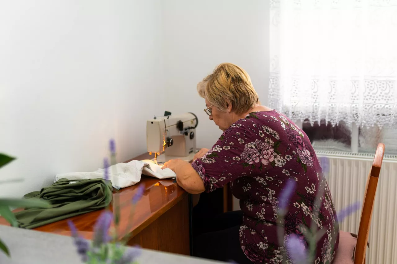 Szycie w gospodarstwie a KRUS: co wolno w działalności nierejestrowanej?