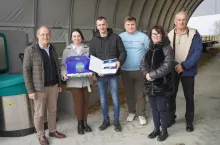  gospodarze z przedstawicielami mleczarni