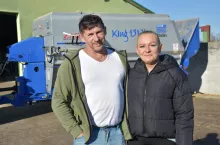 Karol Nowak prowadzi gospodarstwo z partnerką Romaną (razem na zdjęciu), pomagają im córka Romany i jeden pracownik. Gospodarują na 60 ha, z których głównie pozyskują pasze dla bydła, ponadto uprawiają buraki cukrowe