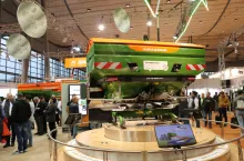 Rozsiewacz nawozów Amazone ZA-TS 01 AutoSpread na targach maszyn rolniczych Agritechnica w Hanowerze