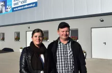 hodowcy stoją przed oborą