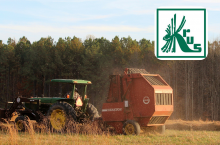 pole, maszyna rolnicza, logo KRUS po prawej u góry