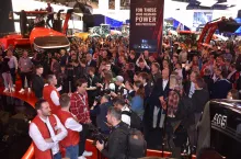 Podczas targów Agritechnica zostało zaprezentowanych ponad 200 nowych rozwiązań maszynowych. Ogromne zainteresowanie budziły premiery nowych modeli ciągników