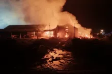 Pożar gospodarstwa widziany w godzinach nocnych